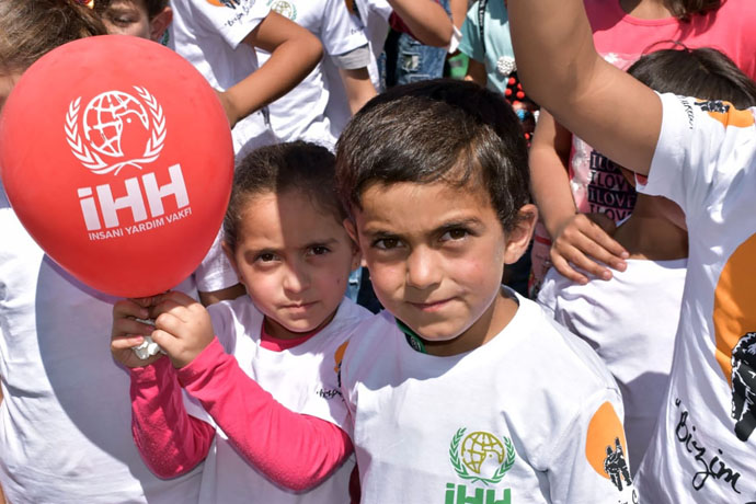 2 milyon 300 bin muhtaca kurban yardımı